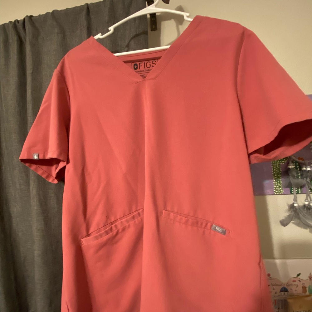FIGS Casma 3 pocket scrub top in limited edition color: Quartz. SIZE XL.